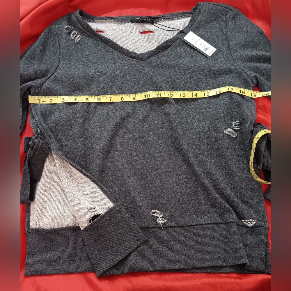Romeo & Juliet Distressed Sweatshirt NWT Small Gray V Neck Raw Hem Tie Sleeve - Picture 5 of 9